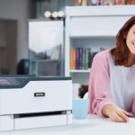 Xerox® C230 Multifonktionsdrucker Büro Frau