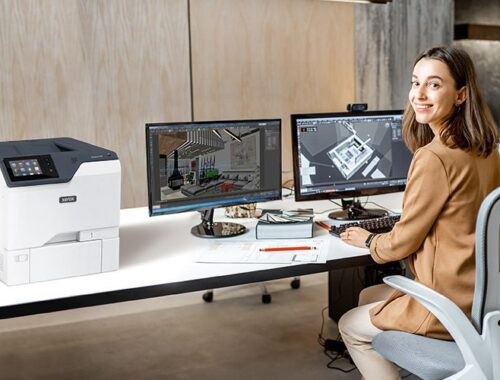 Frau in einem Büro neben dem Xerox® VersaLink® C620 Drucker