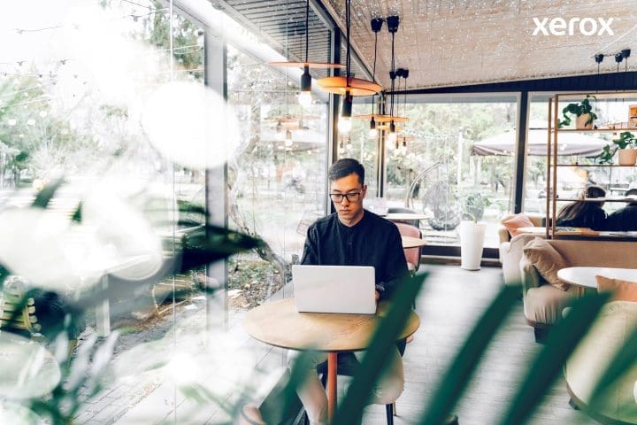 Ein Mann arbeitet fleißig an seinem Laptop in einem geschäftigen Café und ist inmitten einer lebhaften Umgebung in seine Aufgaben vertieft. Ein Mann arbeitet fleißig an seinem Laptop in einem geschäftigen Café und ist inmitten einer lebhaften Umgebung in seine Aufgaben vertieft.